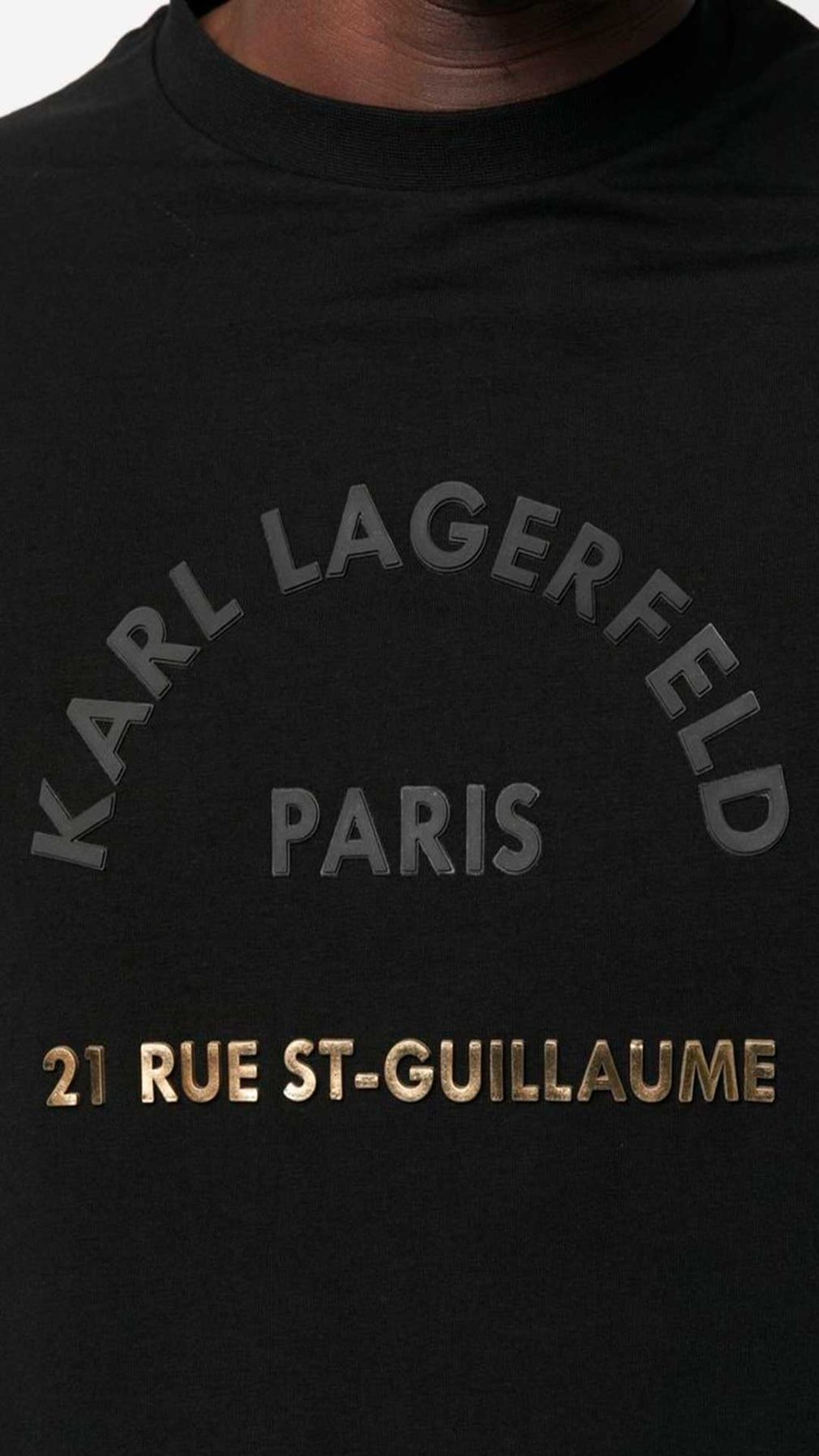 Camiseta Karl Lagerfeld con logotipo en negro y dorado