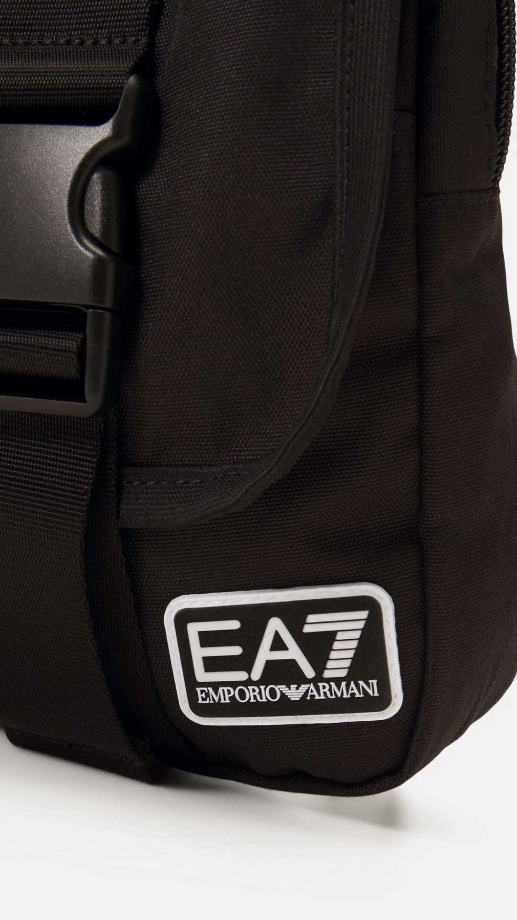 Bolso pequeño EA7 Emporio Armani con cinta del logotipo