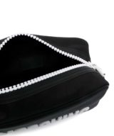 Bolso de mano Moschino con logotipo en relieve