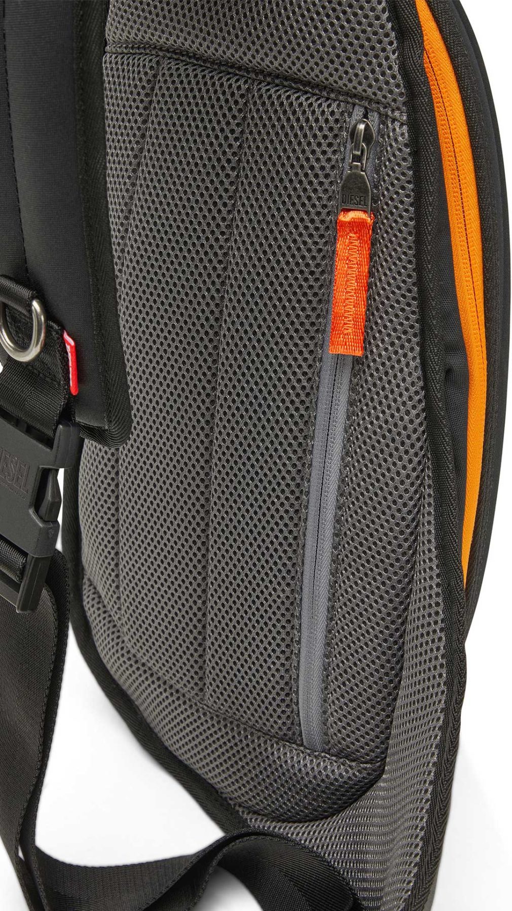 Bolso Diesel con logotipo D en relieve