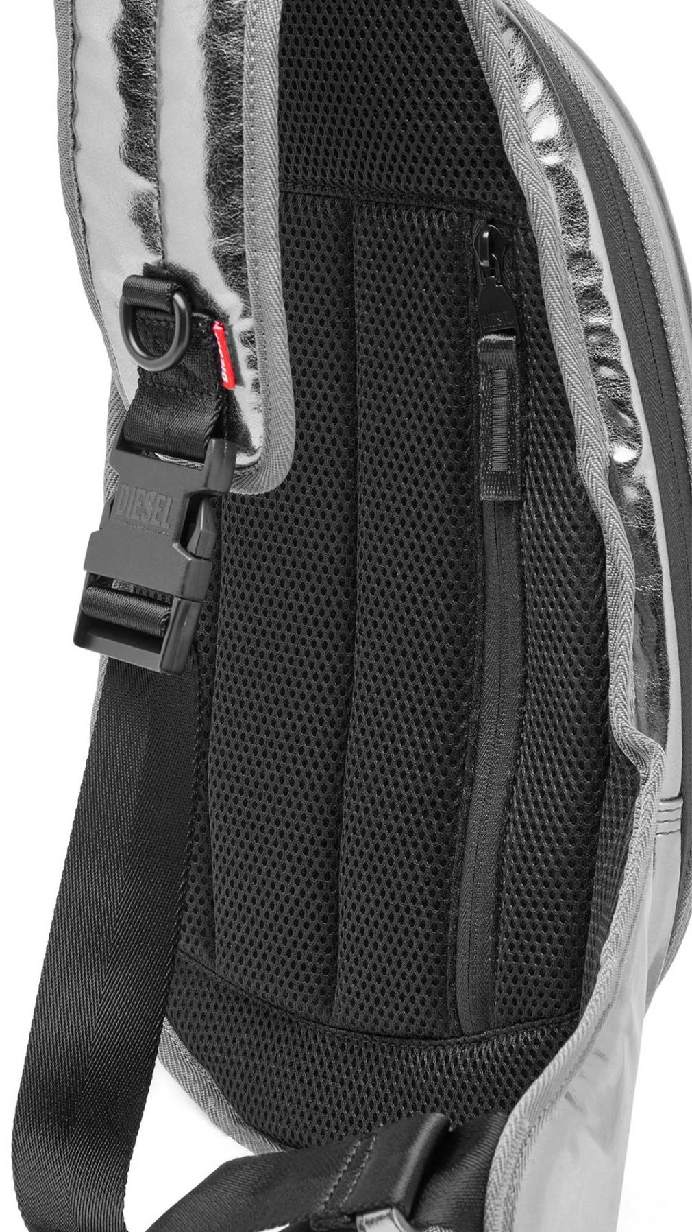 Bolso Diesel con logotipo D en relieve