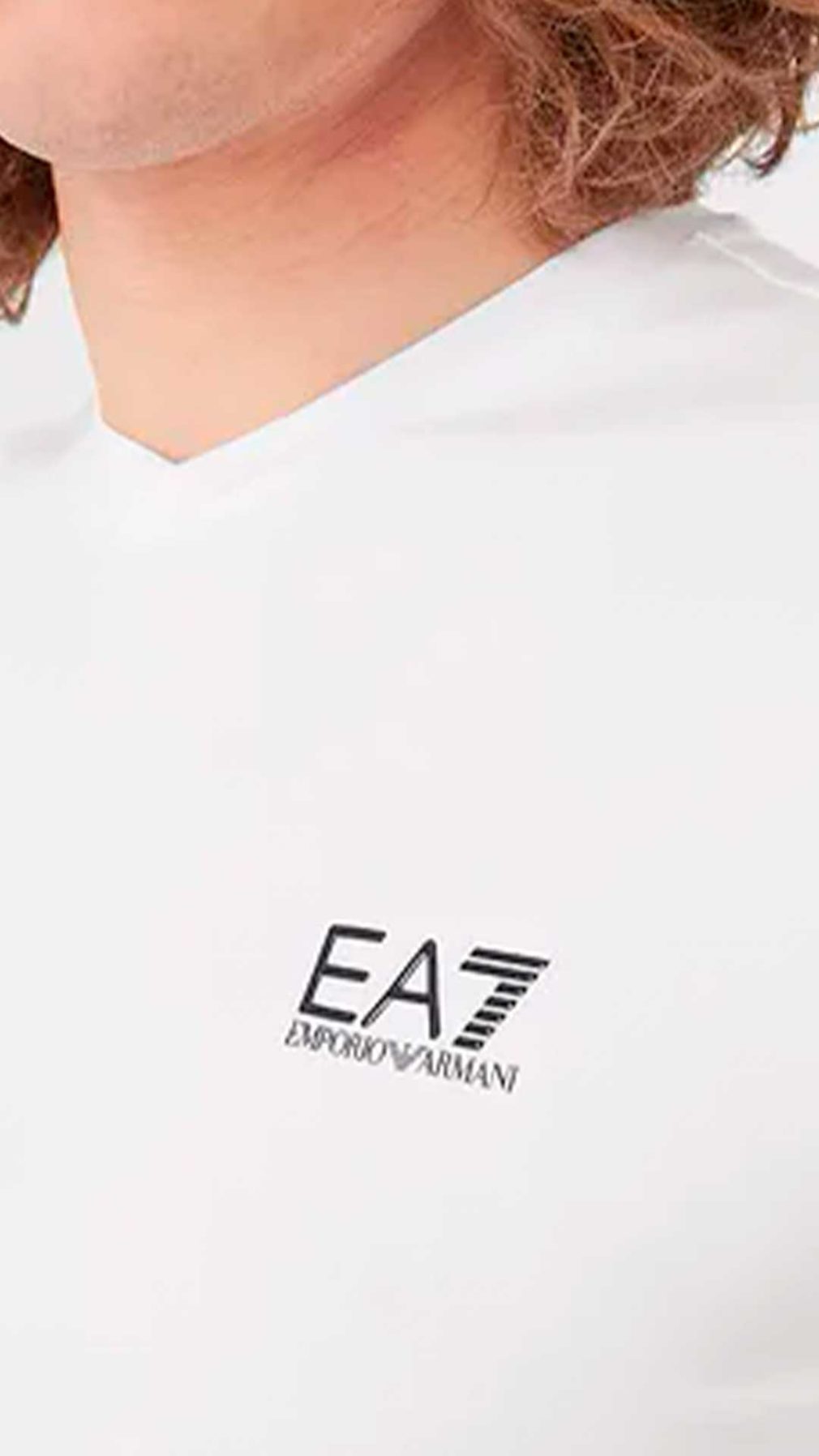 Camiseta EA7 Emporio Armani cuello pico