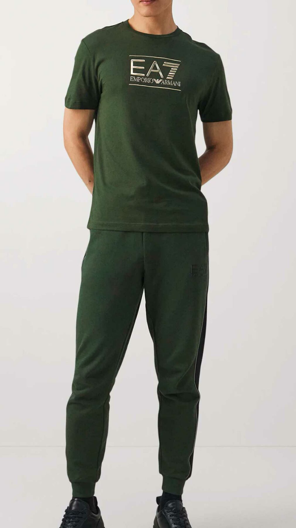 Camiseta con logotipo dorado de EA7 Emporio Armani