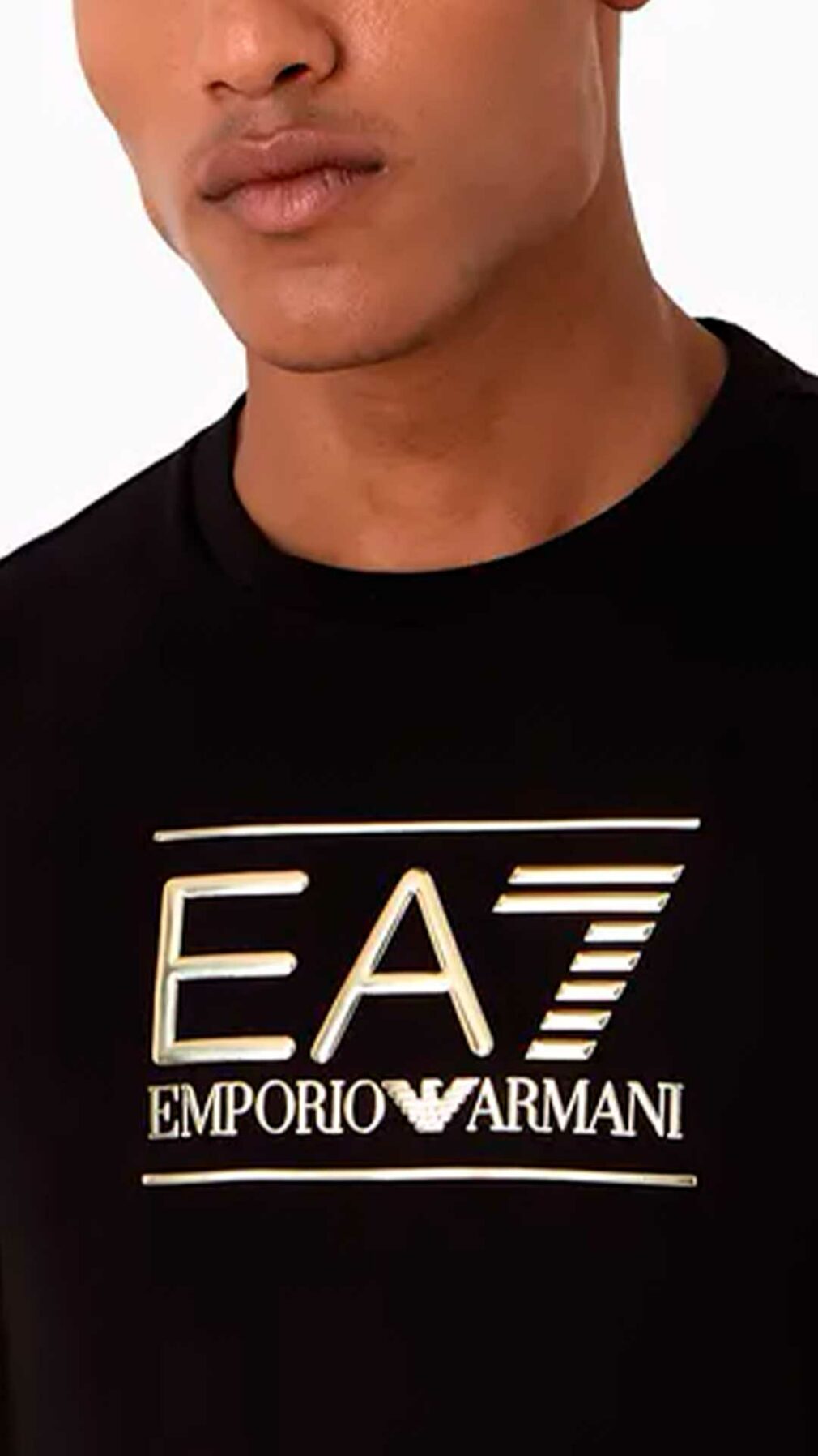 Camiseta con logotipo dorado de EA7 Emporio Armani