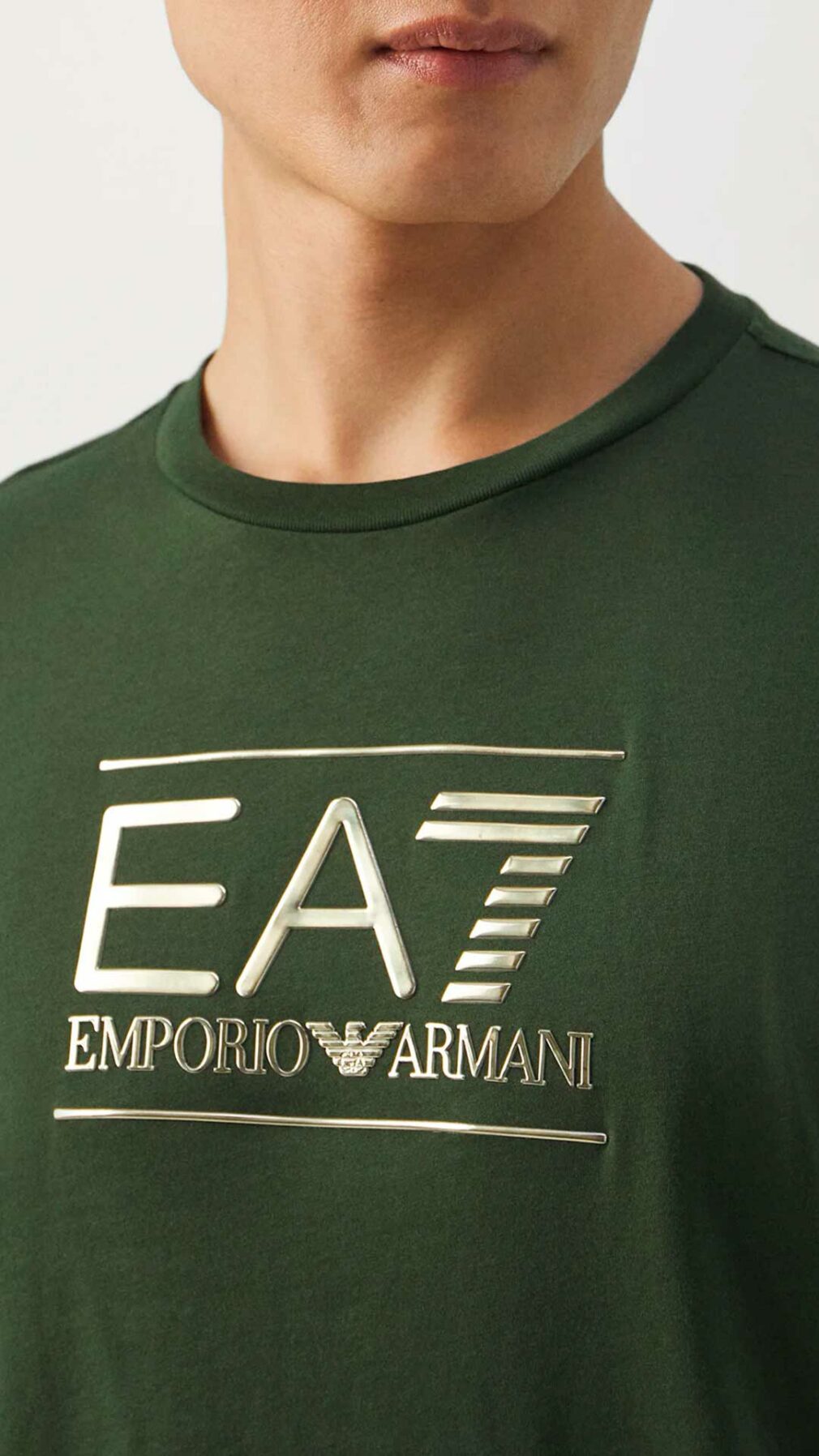 Camiseta con logotipo dorado de EA7 Emporio Armani