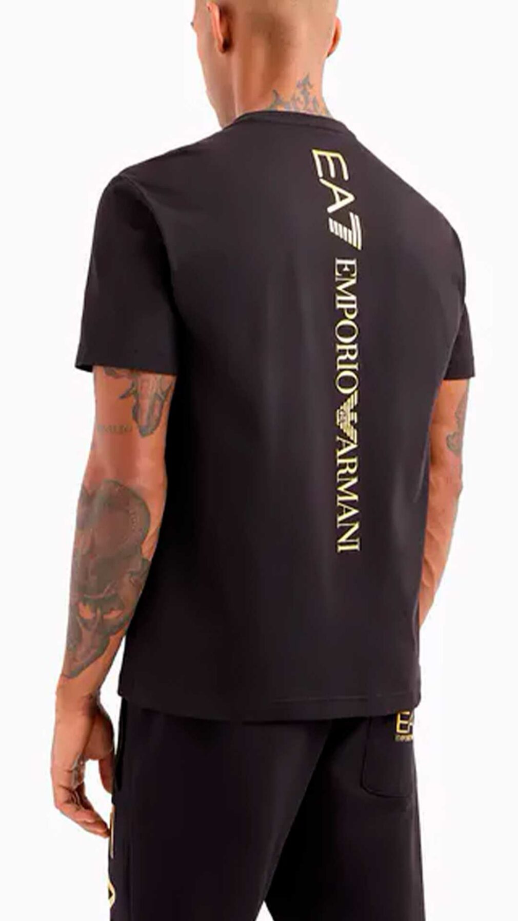 Camiseta EA7 Emporio Armani con logotipo en la parte delantera y trasera