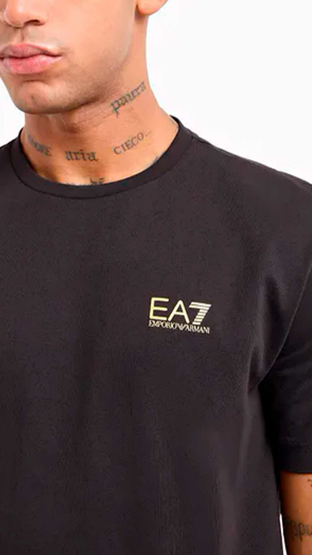 Camiseta EA7 Emporio Armani con logotipo en la parte delantera y trasera