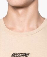 Camiseta Moschino con logotipo bordado