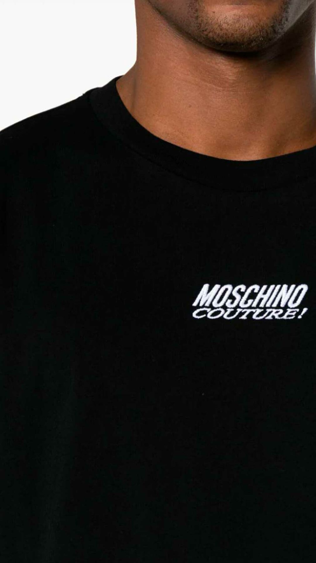 Camiseta Moschino con logotipo bordado