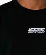 Camiseta Moschino con logotipo bordado