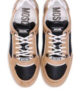 Deportiva baja de Moschino con aplique del logotipo