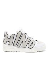 Deportiva Moschino con letras del logotipo