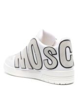 Deportiva Moschino con letras del logotipo