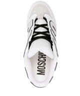 Deportiva Moschino con letras del logotipo