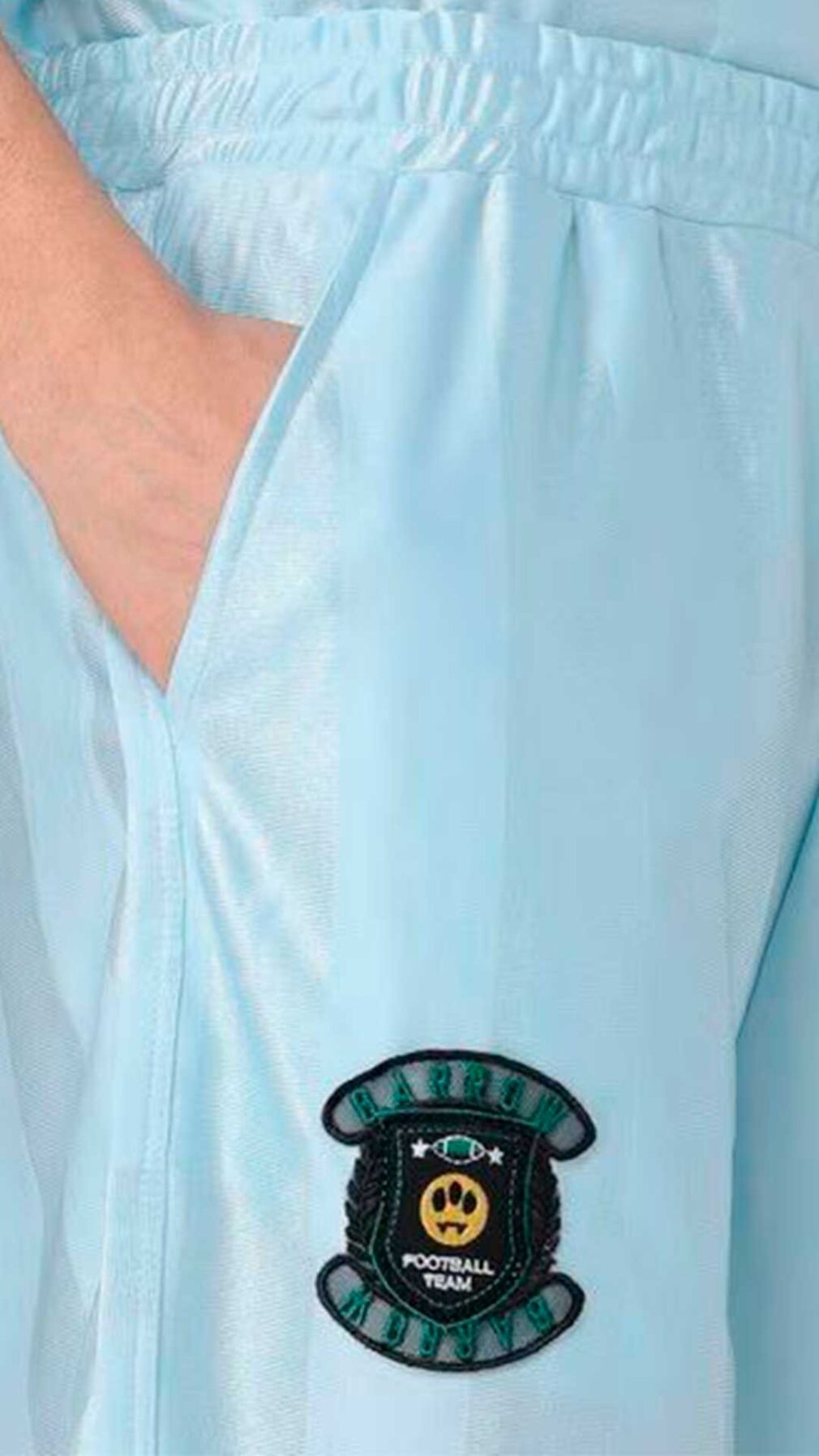 Pantalón corto deportivo con logotipo
