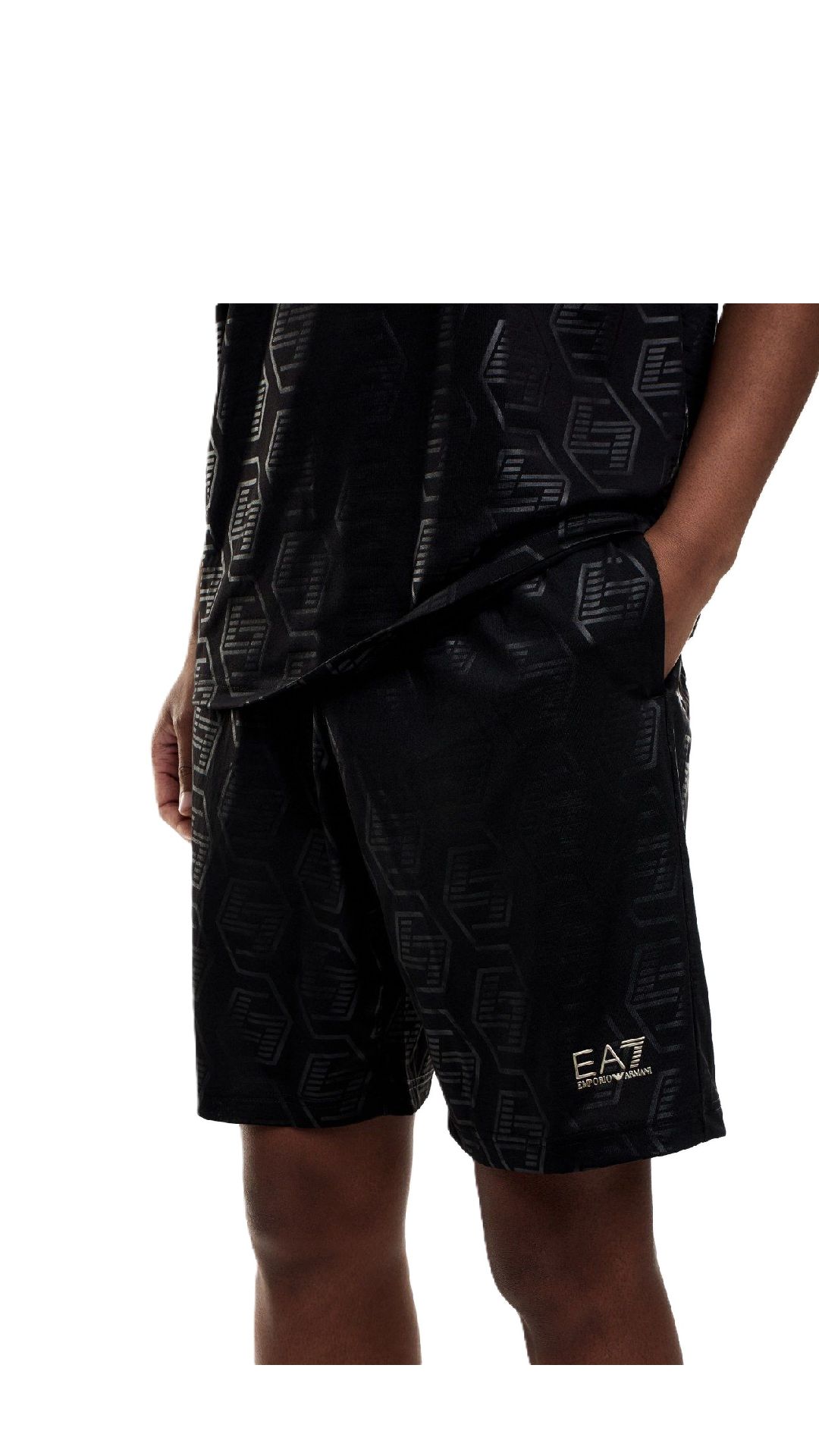 Conjunto corte amplio compuesto por camiseta y pantalones cortos