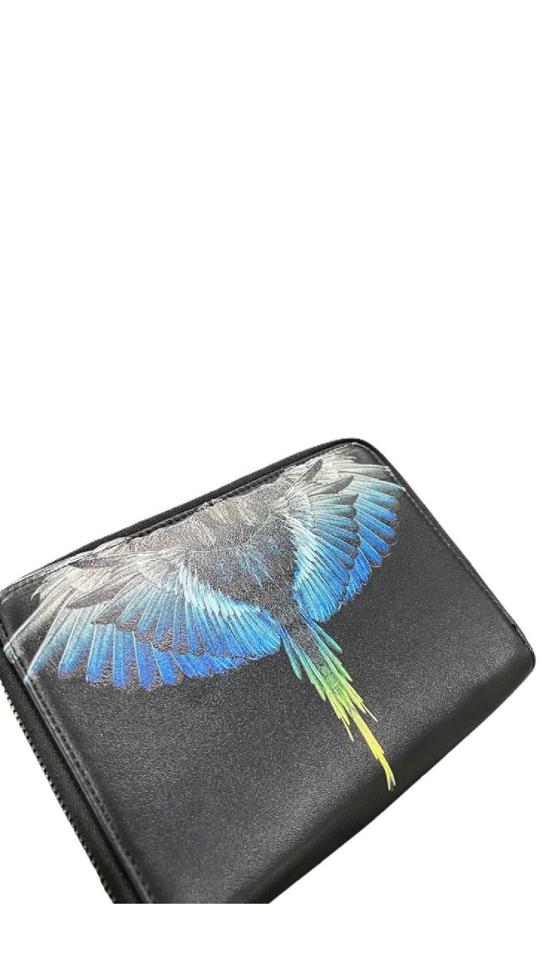 Pochette de piel ecológica con estampado de alas